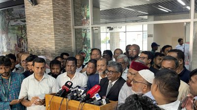 গণমাধ্যমের সঙ্গে আলাপকালে প্রতিনিধিরা