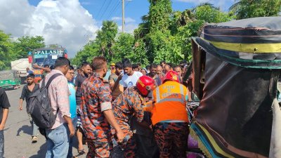 হাইওয়ে পুলিশ ও ফায়ার সার্ভিসের সদস্যরা হতাহতদের উদ্ধার করেন