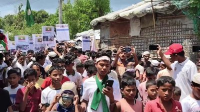 সকাল থেকে রোহিঙ্গারা মিছিল নিয়ে ফুটবল মাঠে সমাবেশস্থলে জড়ো হতে শুরু করেন