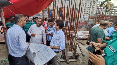 নগরীর বাকলিয়া থানাধীন অ্যাক্সেস রোড সংলগ্ন এলাকায় নকশাবহির্ভূত ভবনের বিরুদ্ধে অভিযান পরিচালনা করা হয়