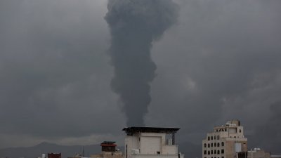 ইয়েমেনের সানায় ইসরায়েলি বিমান হামলার স্থল থেকে ধোঁয়া উড়ছে। ছবি: রয়টার্স।