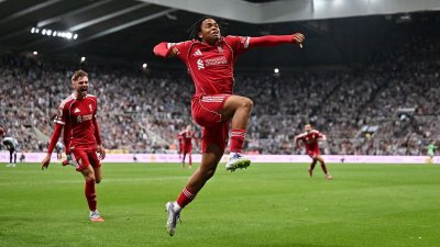 ইতিহাস গড়েছেন ইংলিশ স্ট্রাইকার এনগুমোয়া।