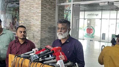 শুনানি শেষে সাংবাদিকদের সঙ্গে কথা বলছেন নারায়ণগঞ্জ জেলা যুবদলের সাবেক সভাপতি মাকসুদুল খন্দকার খোরশেদ