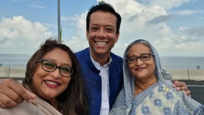 সাবেক প্রধানমন্ত্রী শেখ হাসিনার সঙ্গে তার দুই সন্তান সজীব ওয়াজেদ জয় ও সায়মা ওয়াজেদ পুতুল