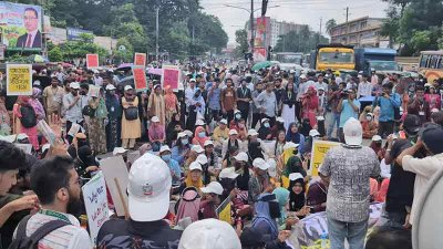টেকনিক্যাল মোড় অবরোধ করেছে ইউনিভার্সিটি অব হেলথ সায়েন্সের শিক্ষার্থীরা