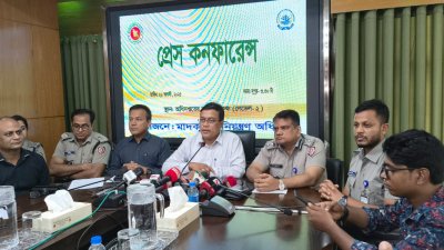 সংবাদ সম্মেলনে বক্তব্য রাখছেন গোলাম আজম