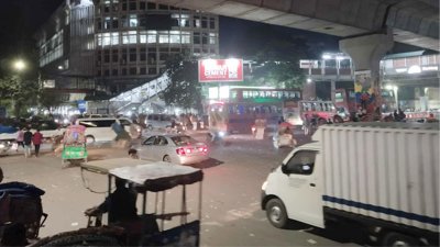 আন্দোলনকারীরা সরে যাওয়ায় শাহবাগ এলাকায় যান চলাচল স্বাভাবিক হয়েছে