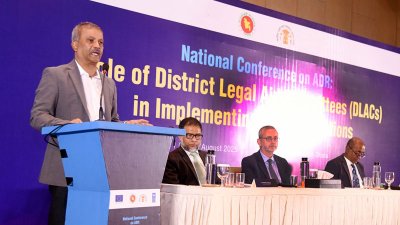 সেমিনারে বক্তব্য রাখছেন আইন, বিচার ও সংসদ বিষয়ক উপদেষ্টা ড. আসিফ নজরুল