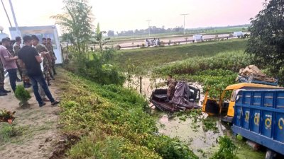 দুর্ঘটনায় পিকআপ ও ট্রাক রাস্তার পাশের খাদে পড়ে যায়