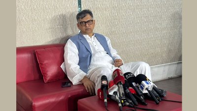 সাংবাদিকদের সঙ্গে কথা বলছেন বিএনপির স্থায়ী কমিটির সদস্য সালাহ উদ্দিন আহমেদ