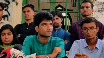সংবাদ সম্মেলনে বক্তব্য রাখছেন মেঘমল্লার বসু