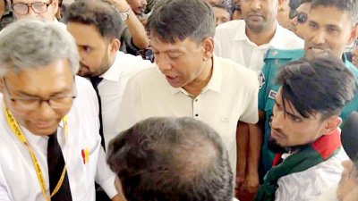 আদালত চত্বরে মামুন হাসান