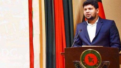 ওয়াশিংটন ডিসিতে বাংলাদেশ দূতাবাসে আয়োজিত অনুষ্ঠানে বক্তব্য রাখছেন মাহফুজ আলম