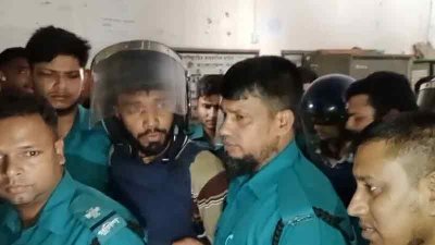 আদালত প্রাঙ্গণে চার আসামির একজন