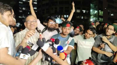 শাহবাগে এসে সাংবাদিকদের সঙ্গে কথা বলছেন ডিএমপি কমিশনার