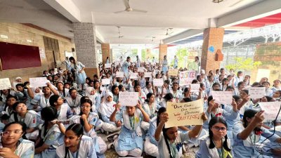 প্রতিষ্ঠানটির বসুন্ধরা শাখা ক্যাম্পাসে সকাল থেকে দুপুর পর্যন্ত মিছিল ও সমাবেশ করেছেন শিক্ষার্থীরা