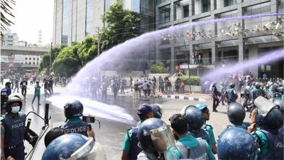 দুপুর দেড়টার দিকে হোটেল ইন্টারকন্টিনেন্টালের সামনে এ সংঘর্ষ বাঁধে (ছবি: নাসিরুল ইসলাম)