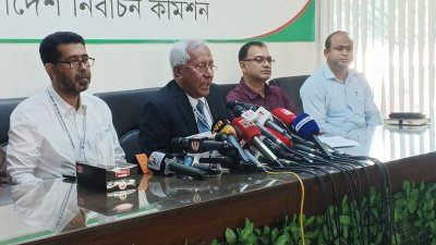 সংবাদ সম্মেলনে বক্তব্য রাখছেন আখতার আহমেদ