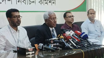 কথা বলছেন ইসি সচিব আখতার আহমেদ