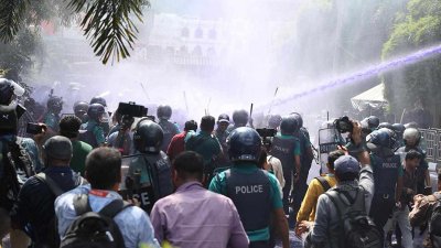 শিক্ষার্থীদের লক্ষ্য করে সাউন্ড গ্রেনেড নিক্ষেপ করে পুলিশ (ছবি: নাসিরুল ইসলাম)
