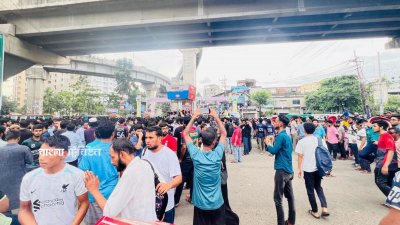চট্টগ্রামের ২ নম্বর গেটে সড়ক অবরোধ করে বিক্ষোভ করেছেন শিক্ষার্থীরা