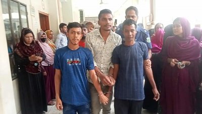 নওগাঁয় চালক ভজন দেবনাথকে হত্যা করে অটোরিকশা ছিনতাইয়ের ঘটনায় করা মামলায় পাঁচ জনকে যাবজ্জীবন কারাদণ্ড দিয়েছেন আদালত
