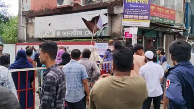 পানি সরবরাহের দাবিতে সড়ক অবরোধ করে বিক্ষোভ করেছেন স্থানীয়রা