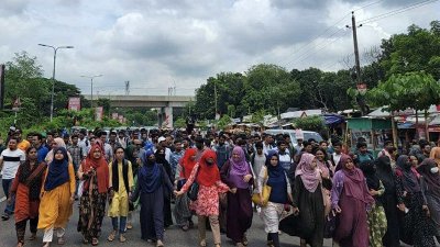 কৃষি বিশ্ববিদ্যালয়ের শিক্ষার্থীদের আগারগাঁও অবরোধ