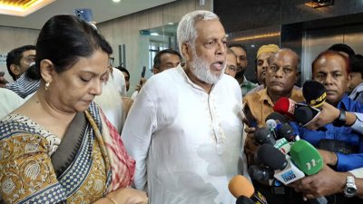 সচিবালয়ে সভা শেষে সাংবাদিকদের সঙ্গে কথা বলেন উপদেষ্টা সৈয়দা রিজওয়ানা হাসান