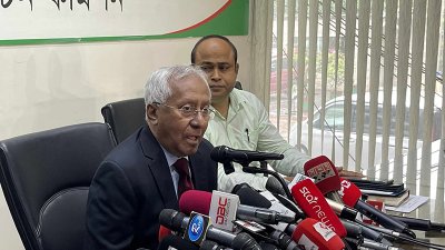 সংবাদ ব্রিফিংয়ে ইসি সচিব আখতার আহমেদ