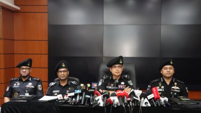 সংবাদ সম্মেলনে বক্তব্য রাখছেন একেএম শহিদুর রহমান