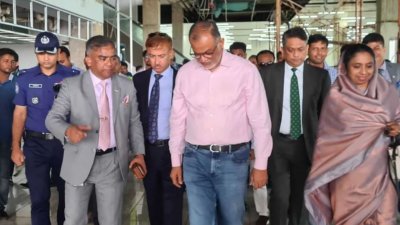 বৃহস্পতিবার কক্সবাজার বিমানবন্দরের উন্নয়নকাজের অগ্রগতি পরিদর্শন করেন উপদেষ্টা শেখ বশিরউদ্দীন