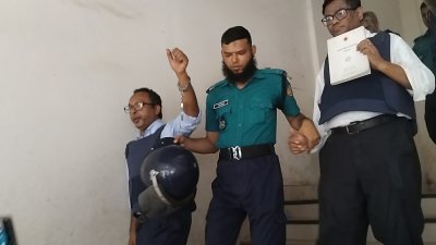 আদালতে হাতকড়া পরা অবস্থায় সাংবাদিক মঞ্জুরুল আলম পান্না