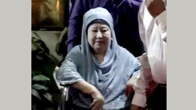 রাত ১১টা ৪৩ মিনিটে তিনি বাসায় পৌঁছান