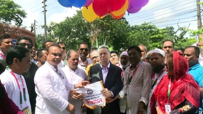 বেলুন উড়িয়ে অনুষ্ঠান উদ্বোধন করেন প্রধান অতিথি আমির খসরু মাহমুদ চৌধুরী