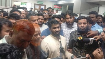 সাংবাদিকদের ব্রিফিংকালে রাশেদ খান