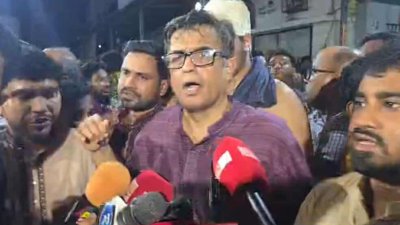 সাংবাদিকদের সঙ্গে আলাপকালে প্রেস সচিব শফিকুল আলম