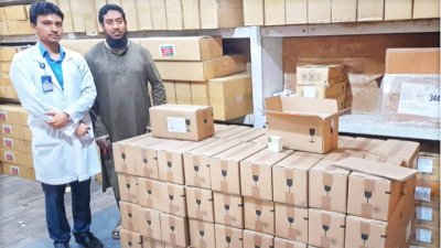 শীর্ষ শ্রেয়ানের (বাঁয়ে) উদ্যোগে নেদারল্যান্ডস থেকে দুই হাজার ৫০০ ভায়াল অ্যাল্টেপ্লেস ইনজেকশন এসেছে