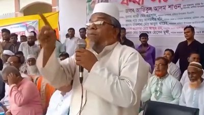 ব্যালট পেপার নিয়ে বক্তব্য দেওয়া যুবদল নেতা