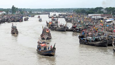 সমুদ্রে যাচ্ছে মাছ ধরার ট্রলার
