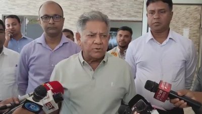 কক্সবাজারে সাংবাদিকদের সঙ্গে কথা বলছেন নৌপরিবহন উপদেষ্টা ব্রিগেডিয়ার জেনারেল (অব.) ড. এম সাখাওয়াত হোসেন
