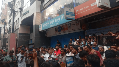 সমাবেশে বক্তব্য দিচ্ছেন রাশেদ খান