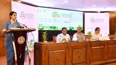 বক্তব্য দিচ্ছেন পরিবেশ উপদেষ্টা