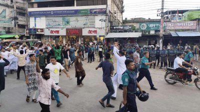 জাতীয় পার্টি কার্যালয়ের সামনে পুলিশের সঙ্গে গণঅধিকার পরিষদের নেতাকর্মীদের ধাওয়া-পাল্টা ধাওয়া হয়