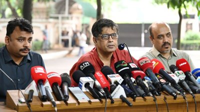 প্রেস বিফ্রিংয়ে কথা বলছেন প্রধান উপদেষ্টার প্রেস সচিব শফিকুল আলম
