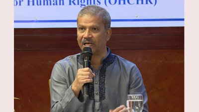 গোল টেবিল বৈঠকে বক্তব্য রাখছেন আইন উপদেষ্টা ড. আসিফ নজরুল