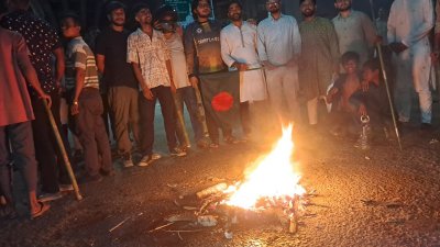 কাগজ পুড়িয়ে সড়ক অবরোধ