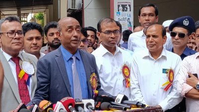 ঝিনাইদহে সাংবাদিকদের সঙ্গে কথা বলেন অ্যাটর্নি জেনারেল