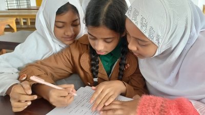 শ্রেণিকক্ষে শিক্ষার্থীরা