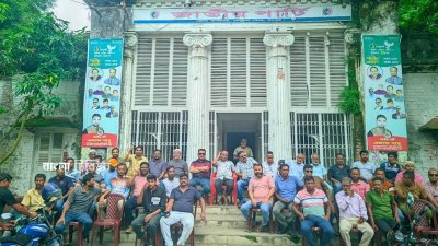 ঢাকায় জাতীয় পার্টির (জাপা) ‘নেতাকর্মীদের ওপর হামলার’ প্রতিবাদে রংপুরে জাতীয় পার্টির কার্যালয়ের সামনে অবস্থান নিয়েছেন দলের নেতাকর্মীরা